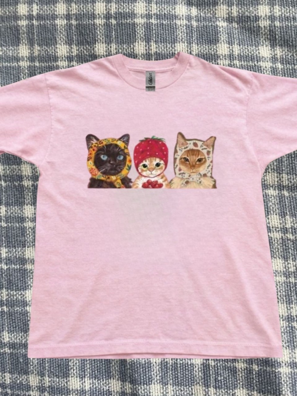Gildan Pink Tee with Three Cats Graphic
